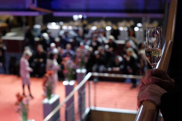Premierengäste auf dem Roten Teppich anlässlich der Eröffnung der 67. Berlinale im Berlinale-Palast am Potsdamer Platz in Berlin 67. Internationale Filmfestspiele Berlin