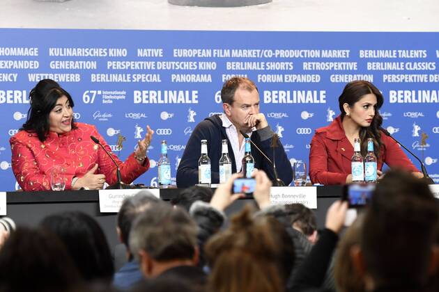 Regisseurin Gurinder Chandha, Schauspieler Hugh Bonneville und Schauspielerin Huma Qureshi bei der Pressekonferenz zum Film VICEROY S HOUSE anlässlich der 67. Berlinale 67. Internationale Filmfestspiele Berlin