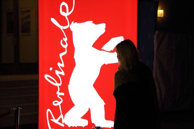Kinobesucherin kommt zur Filmvorführung von Le jeune Karl Marx im Rahmen von Berlinale Goes Kiez am 13. Februar 2017 im Odeon Kino in Berlin. Berlinale Goes Kiez