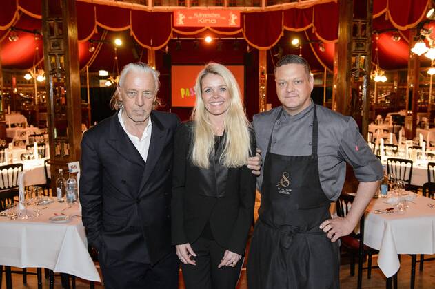 Der Barkeeper Charles Schumann (Karl Georg Schuhmann), Regisseurin Marieke Schroeder und Sternenkoch Alexander Koppe (Skykitchen Berlin) beim Kulinarischen Kino der Berlinale am 13.02.2017