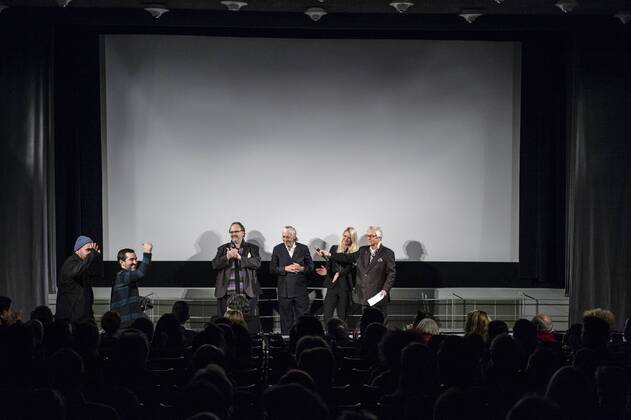 Christoph Otto (Distributor), der Barkeeper Charles Schumann (Karl Georg Schuhmann), Regisseurin Marieke Schroeder und Thomas Struck, Leiter der Kulinarische Kino, im Kinosaal des Martin Gropius Bau beim Kulinarischen Kino der Berlinale am 13.02.2017