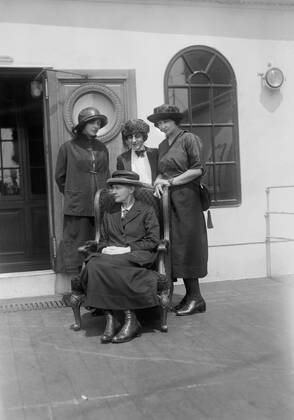 IMAGO ICONS: Marie Curie December 6, 2016 - Physicist Marie Curie (seated) with her daughters Irene and Eve, and Mrs. William B. Maloney (center), on RMS OIympic, Arriving in New York City, New York, USA, to Raise Funds for Radium Research, Bain News Service, 1921 - ZUMAg145 20161206_zza_g145_014 Copyright: xJTxVintagex