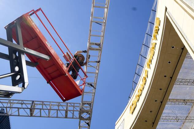 February 15, 2017 - Los Angeles, California, U.S - A worker sets up in front of Dolby Theatre in preparation for the 89th Academy Awards in Los Angeles, Wednesday, February 15, 2017. The Academy Awards will be held Sunday, February 26, 2017. Los Angeles U.S. - ZUMAc68_ 20170215_zaf_c68_001 Copyright: xRingoxChiux