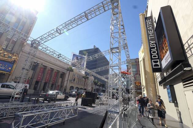February 15, 2017 - Los Angeles, California, U.S - Workers set up in front of Dolby Theatre in preparation for the 89th Academy Awards in Los Angeles, Wednesday, February 15, 2017. The Academy Awards will be held Sunday, February 26, 2017. Los Angeles U.S. - ZUMAc68_ 20170215_zaf_c68_002 Copyright: xRingoxChiux