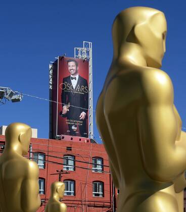 Oscar-Verleihung in Los Angeles - Vorbereitungen in Los Angeles A poster of show host Jimmy Kimmel looms over Oscar statues awaiting their placement on the red carpet as preparations are underway for the 89th annual Academy Awards in the Hollywood section of Los Angeles on February 23, 2017. Oscar winners will be announced during an ABC telecast on Sunday, February 26th.  LAP2017022306 JIMxRUYMEN