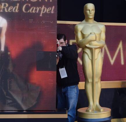 Oscars 2017: Vorbereitungen in Los Angeles Local 33 stagehands work under deadline as preparations are underway for the 89th annual Academy Awards in the Hollywood section of Los Angeles on February 23, 2017. Oscar winners will be announced during an ABC telecast on Sunday, February 26th.  LAP2017022311 JIMxRUYMEN