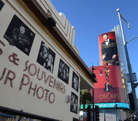 Oscars 2017: Vorbereitungen in Los Angeles A poster of show host Jimmy Kimmel looms over Hollywood Blvd. as Oscar preparations are underway for the 89th annual Academy Awards in the Hollywood section of Los Angeles on February 23, 2017. Oscar winners will be announced during an ABC telecast on Sunday, February 26th.  LAP2017022312 JIMxRUYMEN