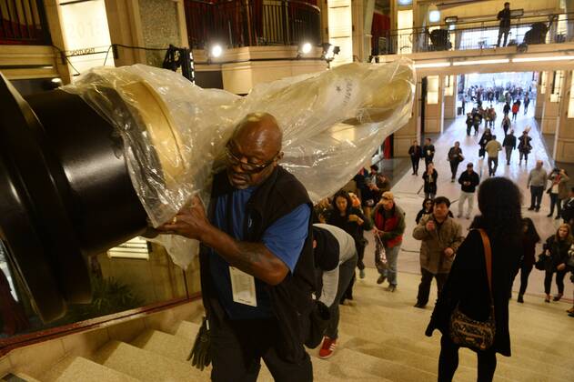 Oscars 2017: Vorbereitungen in Los Angeles A worker carries a plastic covered Oscar statue to it s final destination in front of the Dolby Theatre as preparations are underway for the 89th annual Academy Awards in the Hollywood section of Los Angeles on February 23, 2017. Oscar winners will be announced during an ABC telecast on Sunday, February 26th.  LAP2017022314 JIMxRUYMEN