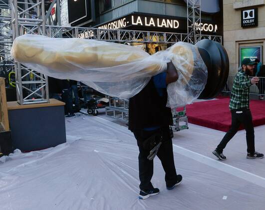 Oscars 2017: Vorbereitungen in Los Angeles Local 33 stagehands work under deadline as preparations are underway for the 89th annual Academy Awards in the Hollywood section of Los Angeles on February 23, 2017. Oscar winners will be announced during an ABC telecast on Sunday, February 26th.  LAP2017022316 JIMxRUYMEN