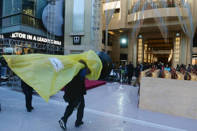Oscars 2017: Vorbereitungen in Los Angeles Local 33 stagehands work under deadline as preparations are underway for the 89th annual Academy Awards in the Hollywood section of Los Angeles on February 23, 2017. Oscar winners will be announced during an ABC telecast on Sunday, February 26th.  LAP2017022317 JIMxRUYMEN