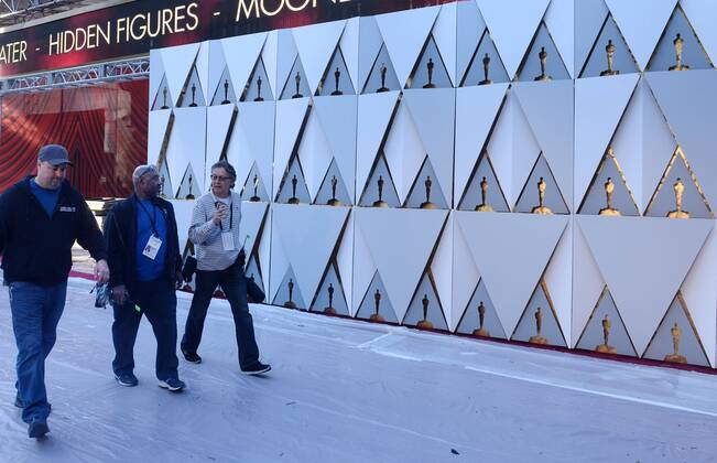 Oscars 2017: Vorbereitungen in Los Angeles Local 33 stagehands work under deadline as preparations are underway for the 89th annual Academy Awards in the Hollywood section of Los Angeles on February 23, 2017. Oscar winners will be announced during an ABC telecast on Sunday, February 26th.  LAP2017022321 JIMxRUYMEN