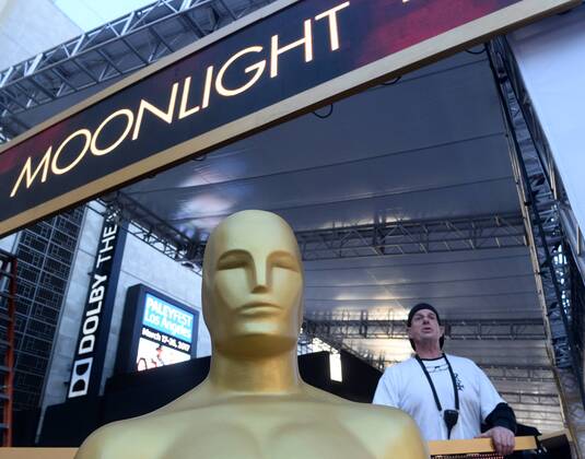 Oscars 2017: Vorbereitungen in Los Angeles Local 33 stagehands work under deadline as preparations are underway for the 89th annual Academy Awards in the Hollywood section of Los Angeles on February 23, 2017. Oscar winners will be announced during an ABC telecast on Sunday, February 26th.  LAP2017022323 JIMxRUYMEN