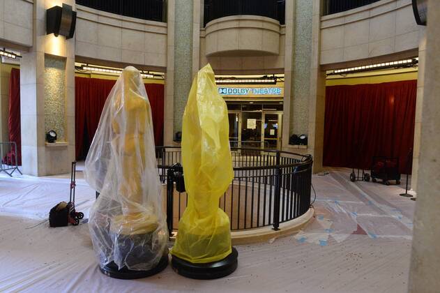 Oscars 2017: Vorbereitungen in Los Angeles Plastic covered Oscar statues are positioned in front of the Dolby Theatre as preparations are underway for the 89th annual Academy Awards in the Hollywood section of Los Angeles on February 23, 2017. Oscar winners will be announced during an ABC telecast on Sunday, February 26th.  LAP2017022313 JIMxRUYMEN