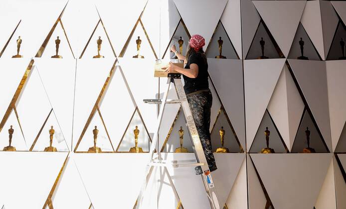 (170225) -- LOS ANGELES, Feb. 25, 2017 -- A worker paints an Oscar background plate during preparation of the 89th Academy Awards at Dolby Theater in Hollywood, California, the United States, Feb. 24, 2017. ) (zw) U.S.-HOLLYWOOD-OSCARS-PREPARATION ZhangxChaoqun 