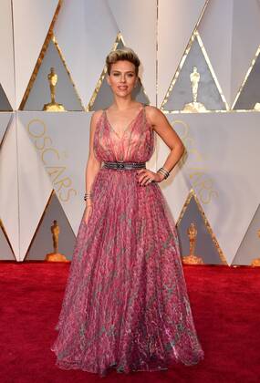 Scarlett Johansson arrives on the red carpet for the 89th annual Academy Awards at the Dolby Theatre in the Hollywood section of Los Angeles on February 26, 2017.  LAP2017022792 KEVINxDIETSCH