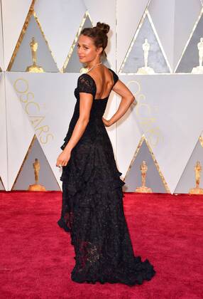 Alicia Vikander arrives on the red carpet for the 89th annual Academy Awards at the Dolby Theatre in the Hollywood section of Los Angeles on February 26, 2017.  LAP2017022803 KEVINxDIETSCH