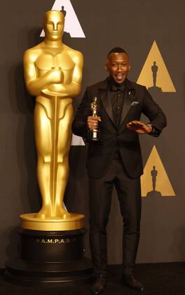 US actor Mahershala Ali poses at the press room after winning the Oscar to Best Actor in a Supporting Role for Moonlight during the 89th Academy Awards at the Dolby Theater in Hollywood, California, United States, 26 February 2017. 89TH CINEMA ACADEMY AWARDS IN HOLLYWOOD !ACHTUNG: NUR REDAKTIONELLE NUTZUNG!  Copyright: xSaalikxKhanx HWD001 20170227-636237742238635674