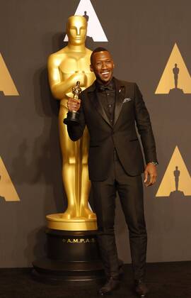 US actor Mahershala Ali poses at the press room after winning the Oscar to Best Actor in a Supporting Role for Moonlight during the 89th Academy Awards at the Dolby Theater in Hollywood, California, United States, 26 February 2017. 89TH CINEMA ACADEMY AWARDS IN HOLLYWOOD !ACHTUNG: NUR REDAKTIONELLE NUTZUNG!  Copyright: xSaalikxKhanx HWD001 20170227-636237742257667430