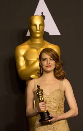 Emma Stone, winner for Actress in a Leading Role for La La Land , poses in the press room during the 89th annual Academy Awards ceremony at the Dolby Theatre in Hollywood, California, USA, 26 February 2017. The Oscars are presented for outstanding individual or collective efforts in 24 categories in filmmaking. Press Room - 89th Academy Awards !ACHTUNG: NUR REDAKTIONELLE NUTZUNG!  Copyright: xSaalikxKhanx 20170227-636237778158087631