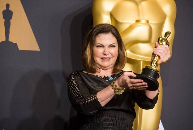 (170227) -- LOS ANGELES, Feb. 26, 2017 -- Fantastic Beasts and Where to Find Them costumer Colleen Atwood poses with her trophy for Best Costume Design of the 89th Academy Awards at the Dolby Theater in Los Angeles, the United States, on Feb. 26, 2017. )(gj) U.S.-LOS ANGELES-OSCAR-AWARD YangxLei 