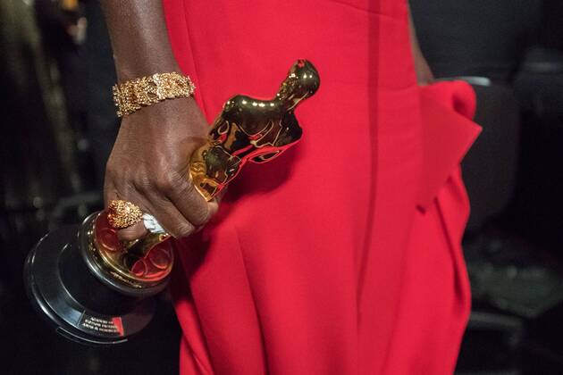 Feb 26, 2017 - Hollywood, California, U.S - VIOLA DAVIS accepts the Oscar® for Performance by an actress in a supporting role, for her role in Fences during the live ABC Telecast of The 89th Oscars® at the Dolby® Theatre in Hollywood, CA on Sunday, February 26, 2017. Hollywood U.S - ZUMAz03_ 20170226_sho_z03_558 Copyright: xRichardxHarbaughx