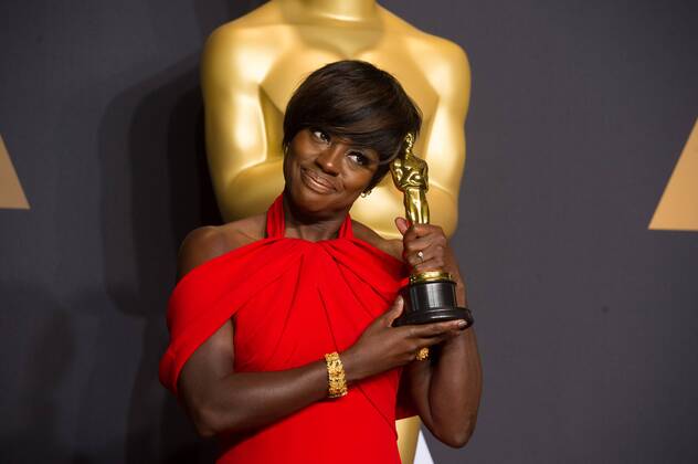 Actress Viola Davis poses after wining the Best Supporting Actress for her performance in Fences at press room of the 89th Academy Awards at the Dolby Theater in Los Angeles, the United States, on Feb. 26, 2017. ) (zxj) U.S.-LOS ANGELES-OSCAR-AWARD YangxLei 