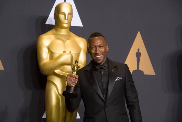 Actor Mahershala Ali poses after wining the Best Supporting Actor for his role in Moonlight at press room of the 89th Academy Awards at the Dolby Theater in Los Angeles, the United States, on Feb. 26, 2017. ) (zxj) U.S.-LOS ANGELES-OSCAR-AWARD YangxLei 
