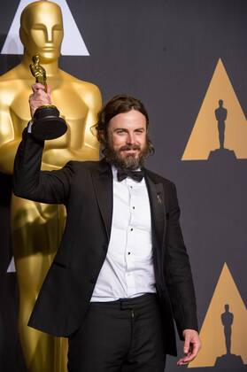 Actor Casey Affleck poses after winning the Best Actor award for his performance in Manchester by the Sea at press room of the 89th Academy Awards at the Dolby Theater in Los Angeles, the United States, on Feb. 26, 2017. ) (zxj) U.S.-LOS ANGELES-OSCAR-AWARD YangxLei 