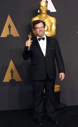 Kenneth Lonergan poses in the press room with the Oscar for Best Original Screenplay during the 89th Annual Academy Awards at the Dolby Theatre in Hollywood, California, USA, 26 February 2017. The Oscars are presented for outstanding individual or collective efforts in 24 categories in filmmaking. Press Room - 89th Academy Awards !ACHTUNG: NUR REDAKTIONELLE NUTZUNG!  Copyright: xSAALIKxKHANx 20170227-636237789333940349