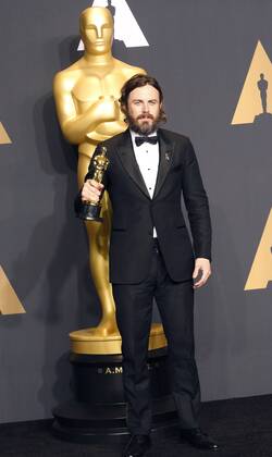 Casey Affleck poses in the press room with the Oscar for Best Actor during the 89th Annual Academy Awards at the Dolby Theatre in Hollywood, California, USA, 26 February 2017. The Oscars are presented for outstanding individual or collective efforts in 24 categories in filmmaking. Press Room - 89th Academy Awards !ACHTUNG: NUR REDAKTIONELLE NUTZUNG!  Copyright: xSAALIKxKHANx 20170227-636237789394467573