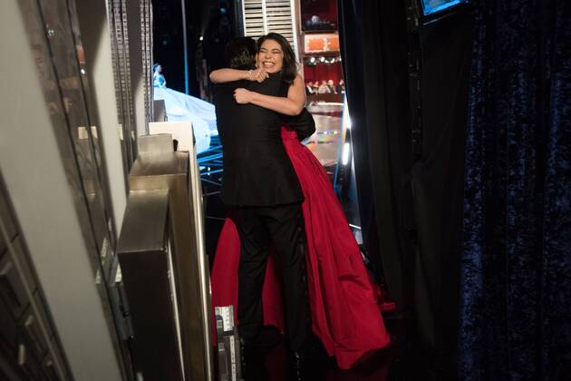 Feb 26, 2017 - Hollywood, California, U.S - LIN-MANUEL MIRANDA and AULI L CRAVALHO hug backstage during The 89th Oscars® at the Dolby® Theatre in Hollywood, CA on Sunday, February 26, 2017. Hollywood U.S - ZUMAz03_ 20170226_sho_z03_551 Copyright: xRichardxHarbaughx