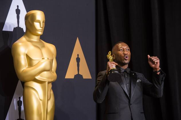 Actor Mahershala Ali poses after winning the Best Supporting Actor for his role in Moonlight at press room of the 89th Academy Awards at the Dolby Theater in Los Angeles, the United States, on Feb. 26, 2017. ) (zxj) U.S.-LOS ANGELES-OSCAR-AWARD YangxLei 