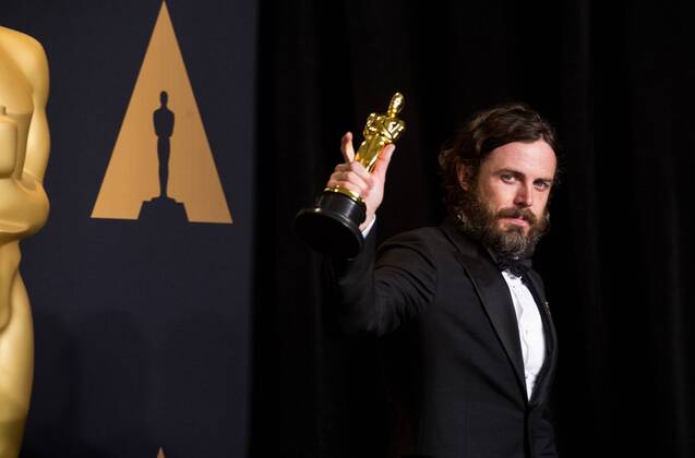 Actor Casey Affleck poses after winning the Best Actor award for his performance in Manchester by the Sea at press room of the 89th Academy Awards at the Dolby Theater in Los Angeles, the United States, on Feb. 26, 2017. ) (zxj) U.S.-LOS ANGELES-OSCAR-AWARD YangxLei 