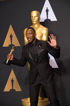 Feb 26, 2017 - Hollywood, California, U.S - MAHERSHALA ALI poses backstage during the live ABC Telecast of The 89th Oscars at the Dolby Theatre in Hollywood, CA on Sunday, February 26, 2017. Hollywood U.S. - ZUMAz03_ 20170226_sho_z03_594 Copyright: xMikexBakerx