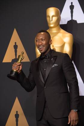 Feb 26, 2017 - Hollywood, California, U.S - MAHERSHALA ALI poses backstage during the live ABC Telecast of The 89th Oscars at the Dolby Theatre in Hollywood, CA on Sunday, February 26, 2017. Hollywood U.S. - ZUMAz03_ 20170226_sho_z03_595 Copyright: xMikexBakerx