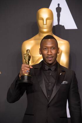 Feb 26, 2017 - Hollywood, California, U.S - MAHERSHALA ALI poses backstage during the live ABC Telecast of The 89th Oscars at the Dolby Theatre in Hollywood, CA on Sunday, February 26, 2017. Hollywood U.S. - ZUMAz03_ 20170226_sho_z03_597 Copyright: xMikexBakerx