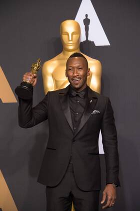 Feb 26, 2017 - Hollywood, California, U.S - MAHERSHALA ALI poses backstage during the live ABC Telecast of The 89th Oscars at the Dolby Theatre in Hollywood, CA on Sunday, February 26, 2017. Hollywood U.S. - ZUMAz03_ 20170226_sho_z03_596 Copyright: xMikexBakerx