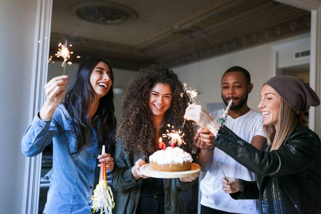 Group of young people celebrating birthday model released Symbolfoto property released VABF01068