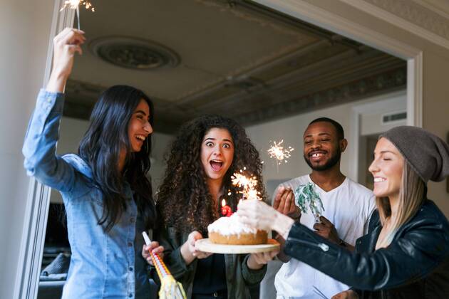 Group of young people celebrating birthday model released Symbolfoto property released VABF01067