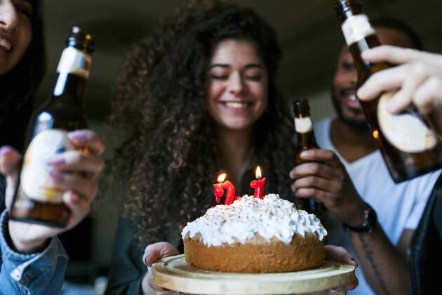 Group of young people celebrating birthday model released Symbolfoto property released VABF01069