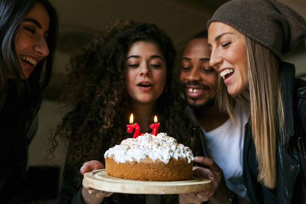 Group of young people celebrating birthday model released Symbolfoto property released VABF01071