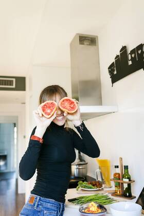 Young woman squeezing grapefruit juice model released Symbolfoto property released  VABF01162