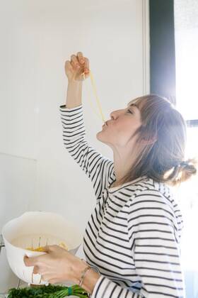 Young woman cooking pasta model released Symbolfoto property released  VABF01174