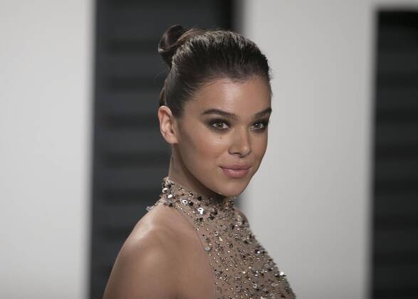 February 26, 2017 - Beverly Hills, California, U.S - Hailee Steinfeld on the red carpet at the 2017 Vanity Fair Oscar Party held at the Wallis Annenberg Center in Beverly Hills, California, Sunday February 26, 2017. Beverly Hills U.S. - ZUMAp124 20170226_zaa_p124_843 Copyright: xJavierxRojasx