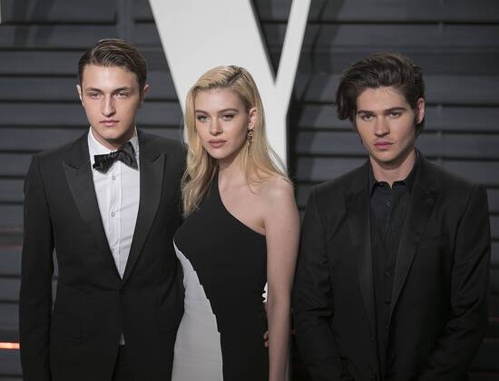 February 27, 2017 - Beverly Hills, California, U.S - Nicola Peltz, Anwar Hadid & Will Peltz on the red carpet at the 2017 Vanity Fair Oscar Party held at the Wallis Annenberg Center in Beverly Hills, California, Sunday February 26, 2017. Beverly Hills U.S. - ZUMAp124 20170227_zaa_p124_176 Copyright: xJavierxRojasx