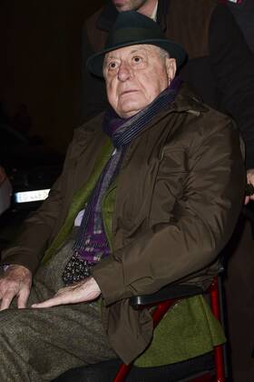 Pierre Berge en Fauteuil roulant - Ankunft Modenschau Yves St Laurent - Paris - 28 02 2017 JBAutissier Panoramic 