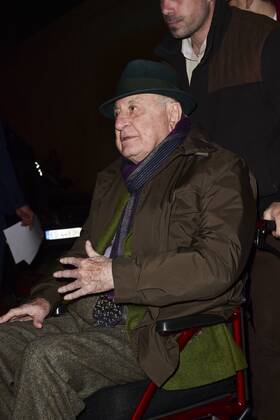 Pierre Berge en Fauteuil roulant - Ankunft Modenschau Yves St Laurent - Paris - 28 02 2017 JBAutissier Panoramic 