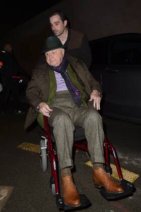 Pierre Berge en Fauteuil roulant - Ankunft Modenschau Yves St Laurent - Paris - 28 02 2017 JBAutissier Panoramic 