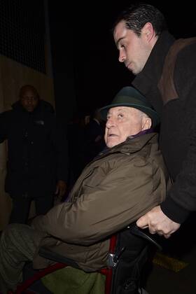 Pierre Berge en Fauteuil roulant - Ankunft Modenschau Yves St Laurent - Paris - 28 02 2017 JBAutissier Panoramic 