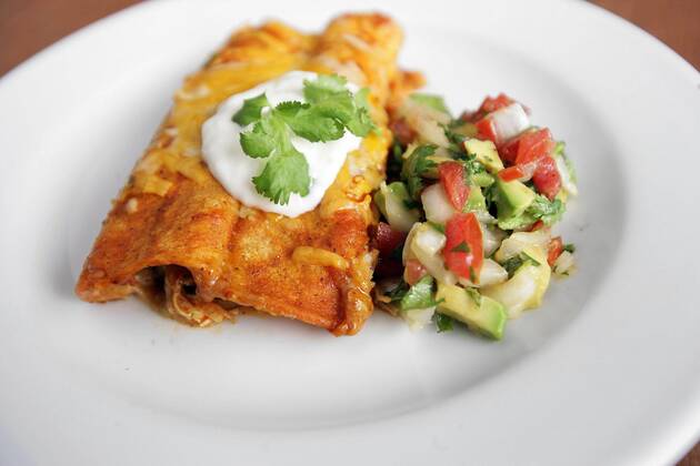 IMAGO Creative, Food, Enchiladas Sept. 3, 2009 - Detroit, MI, USA - Leftover chicken fits perfectly in creamy chicken enchiladas. - ZUMAm67_ 20090903_zaf_m67_003 Copyright: xWilliamxArchiex